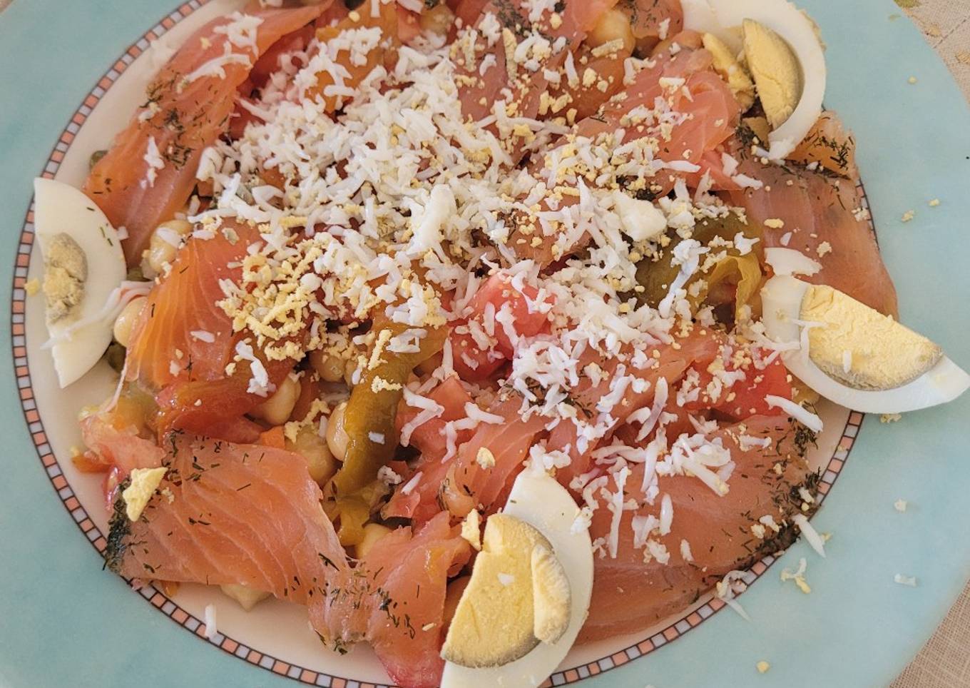 Ensalada de garbanzos con salmón marinado