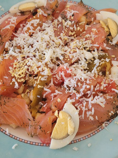Una foto de Ensalada de garbanzos con salmón marinado
