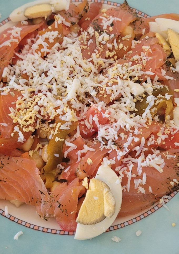 Una foto de Ensalada de garbanzos con salmón marinado