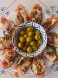 Crostini caliente de queso, pesto y jamón