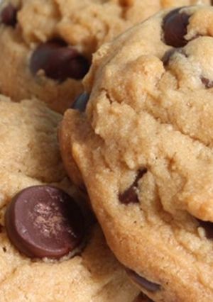 Una foto de Cookies de mantequilla de maní con chips de chocolate