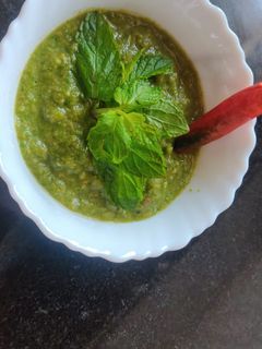 आम पुदीना प्याज़ की चटनी (Aam Pudina pyaz ki chutney recipe in Hindi) रेसिपी मुख्य फोटो