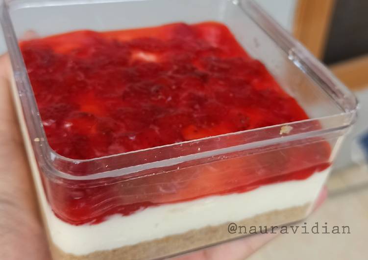 Langkah Mudah untuk mengolah Dessert ala Strawberry Cheese Cake, Lezat