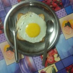 A picture of Half fry omellete with 🍞bread.