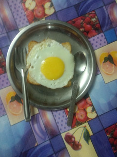 A picture of Half fry omellete with 🍞bread.