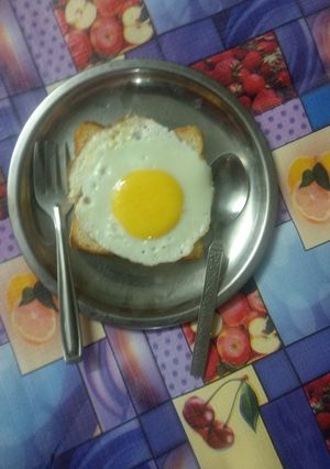 A picture of Half fry omellete with 🍞bread.