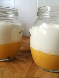 Una foto de Postre de crema de naranja y queso batido 🍊🧀