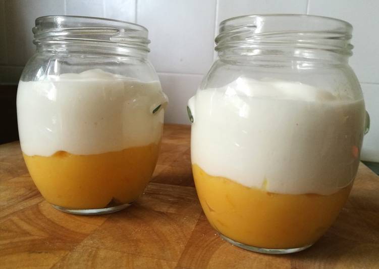 Postre de crema de naranja y queso batido