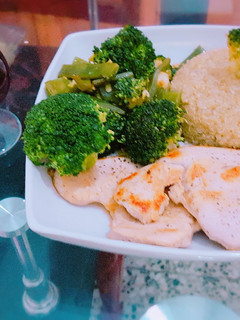 Una foto de Filete de pavo acompañado con quinua graneado y verduras