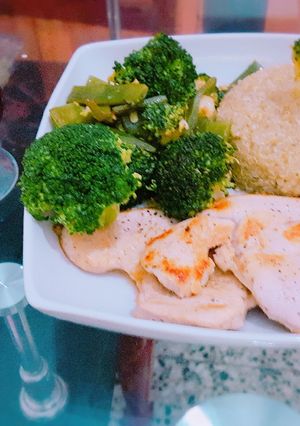 Una foto de Filete de pavo acompañado con quinua graneado y verduras