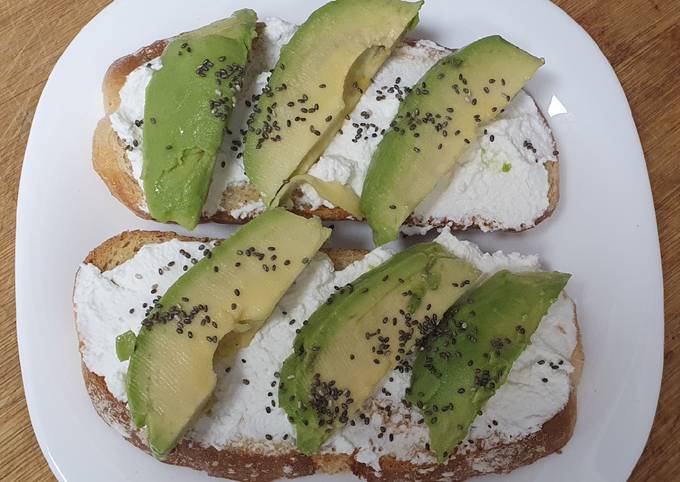 Tostada de ricotta y aguacate Receta de Tempur- Cookpad