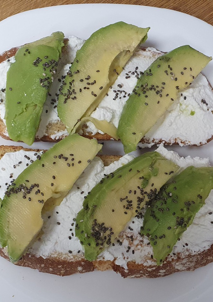Una foto de Tostada de ricotta y aguacate