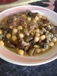 Una foto de Garbanzos con setas, longaniza y queso
