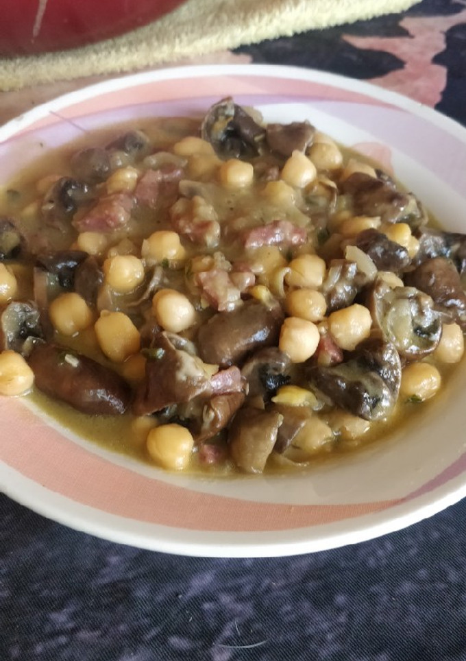 Una foto de Garbanzos con setas, longaniza y queso