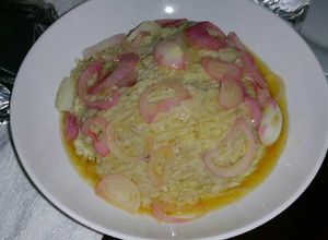 Una foto de Mangu con cebollitas
