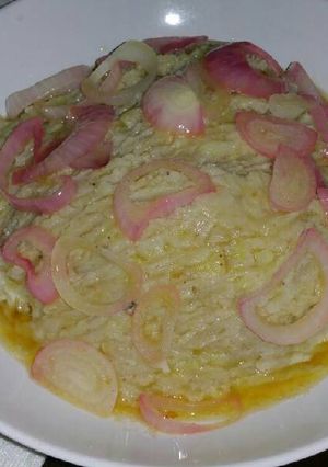 Una foto de Mangu con cebollitas