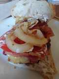 Hamburguesa de Angus con bacon, queso, tomate, cebolla y pan cristal