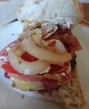 Hamburguesa de Angus con bacon, queso, tomate, cebolla y pan cristal