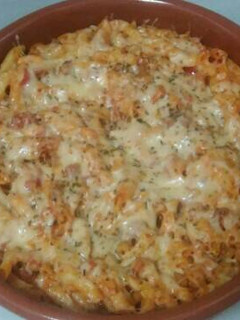 Una foto de Macarrones al horno con fiambre y huevo