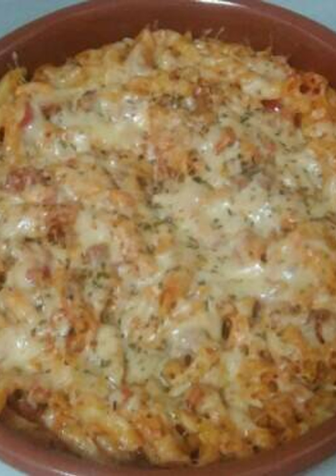Una foto de Macarrones al horno con fiambre y huevo