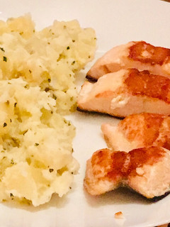 Una foto de Salmón a la plancha con patatas al alioli