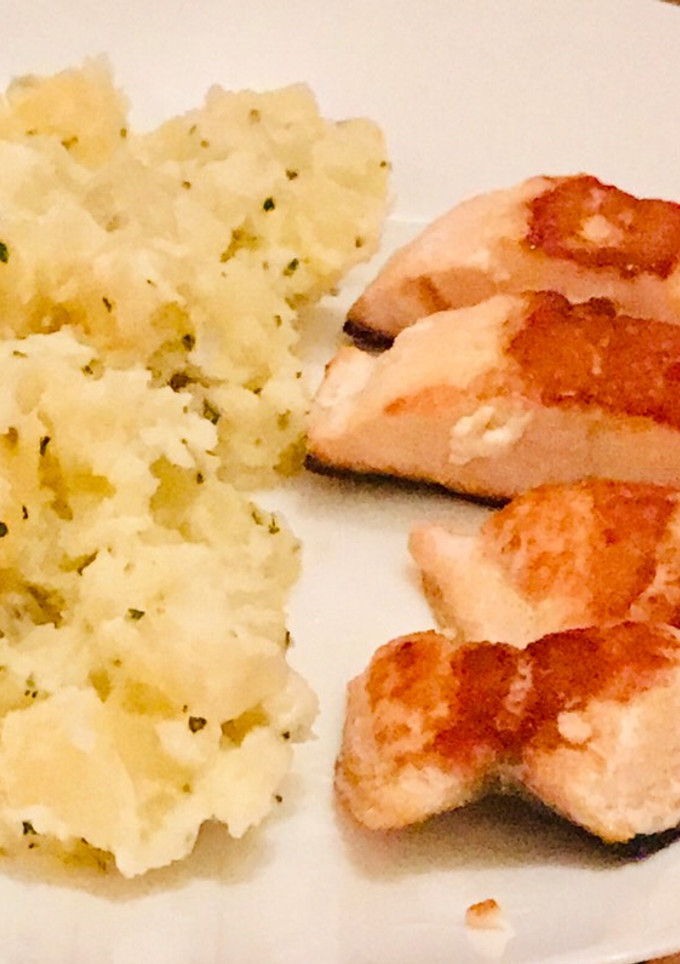 Una foto de Salmón a la plancha con patatas al alioli
