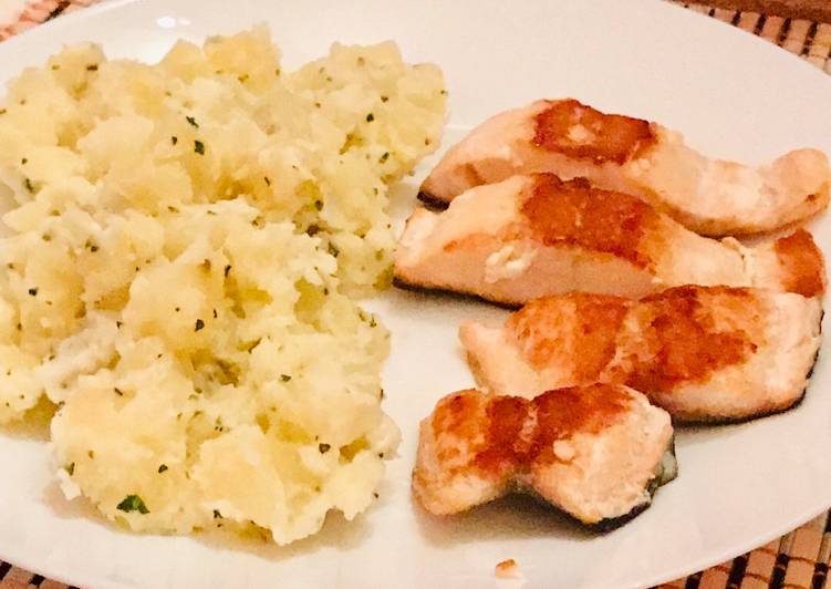 Salmón a la plancha con patatas al alioli