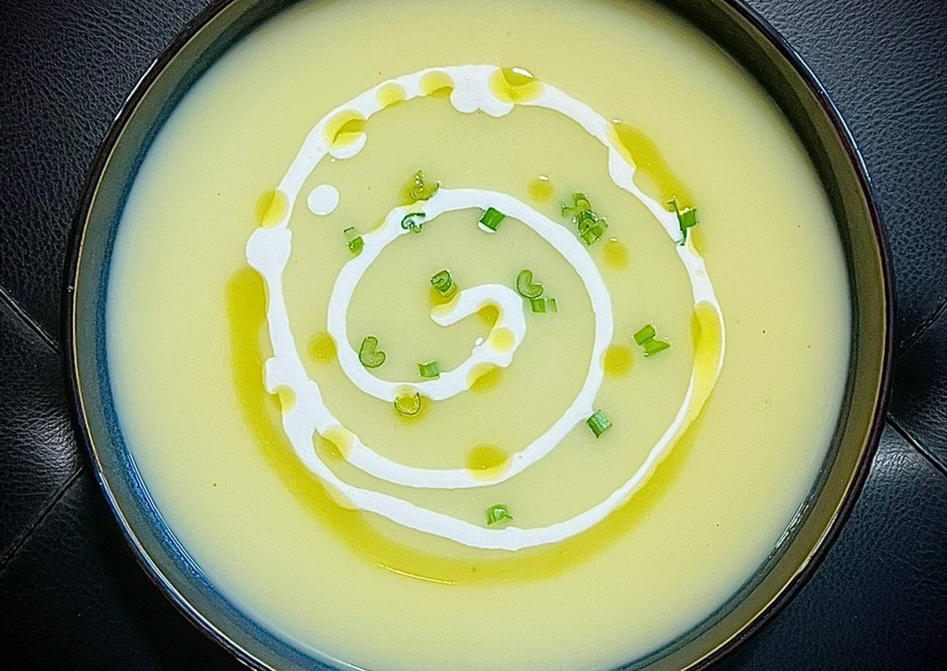 Cena saludable: Crema de calabacín con queso fresco, aceite y cebolleta