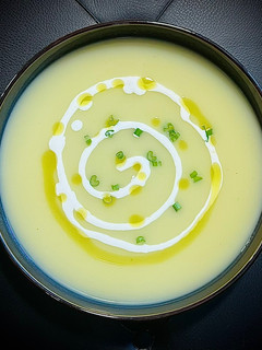 Una foto de Cena saludable: Crema de calabacín con queso fresco, aceite y cebolleta