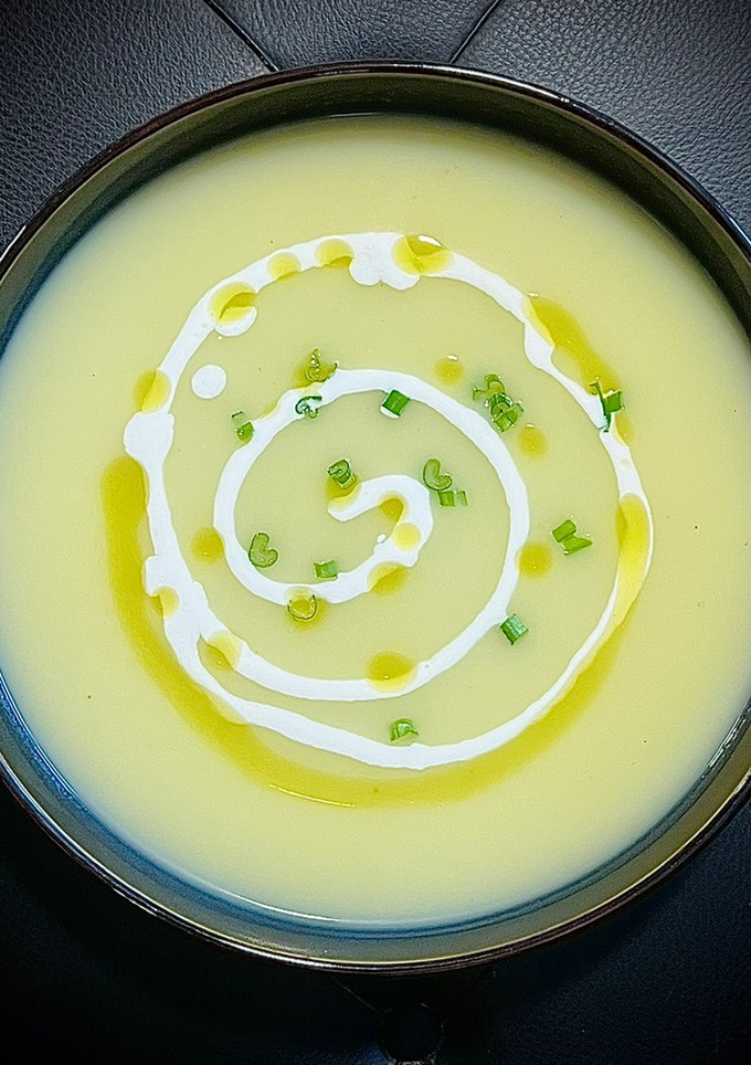 Una foto de Cena saludable: Crema de calabacín con queso fresco, aceite y cebolleta