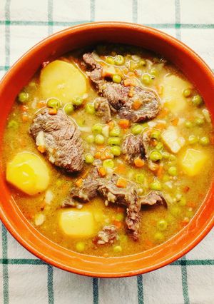Foto di Spezzatino di vitello con patate e piselli