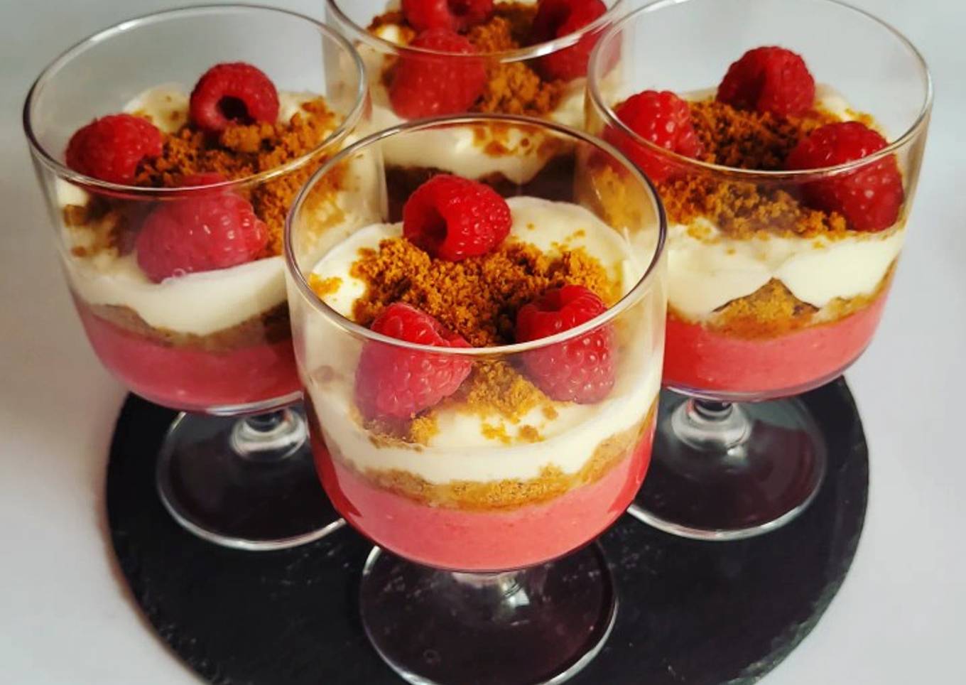 Verrine de mousse de framboises et spéculoos