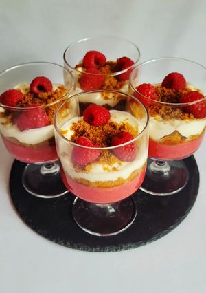Une photo de Verrine de mousse de framboises et spéculoos