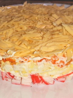Фото Слоеный салат с крабовыми палочками и сыром.