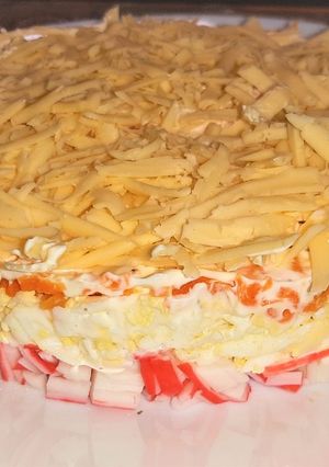 Фото Слоеный салат с крабовыми палочками и сыром.