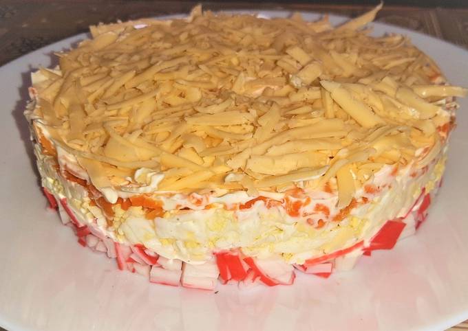 Салат из крабовых палочек, сыра, яиц, чеснока и майонеза рецепт с фото пошагово