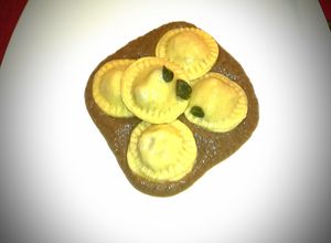 Foto di Pasta ripiena di cotechino al lambrusco su crema di lenticchie