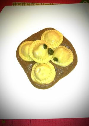 Foto di Pasta ripiena di cotechino al lambrusco su crema di lenticchie