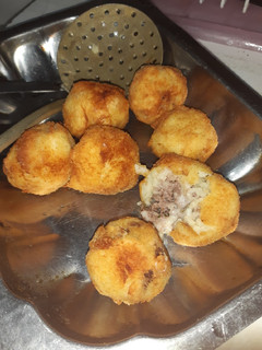 Una foto de Bombas de papas rellena de carne picada y queso