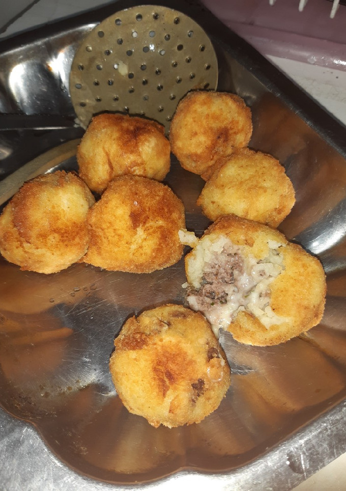 Una foto de Bombas de papas rellena de carne picada y queso