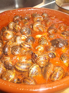 Una foto de Caracoles con setas