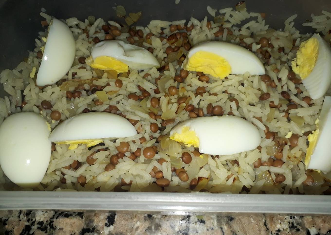 Ensalada de arroz, lenteja, cebolla y huevo duro