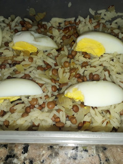 Una foto de Ensalada de arroz, lenteja, cebolla y huevo duro