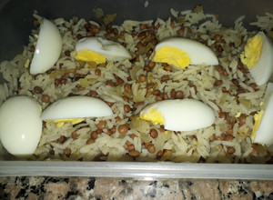 Una foto de Ensalada de arroz, lenteja, cebolla y huevo duro
