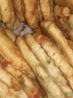 Una foto de Tortilla con hojas de cebolla