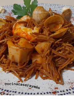 Una foto de Fideos tostados con rape y marisco