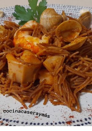 Una foto de Fideos tostados con rape y marisco