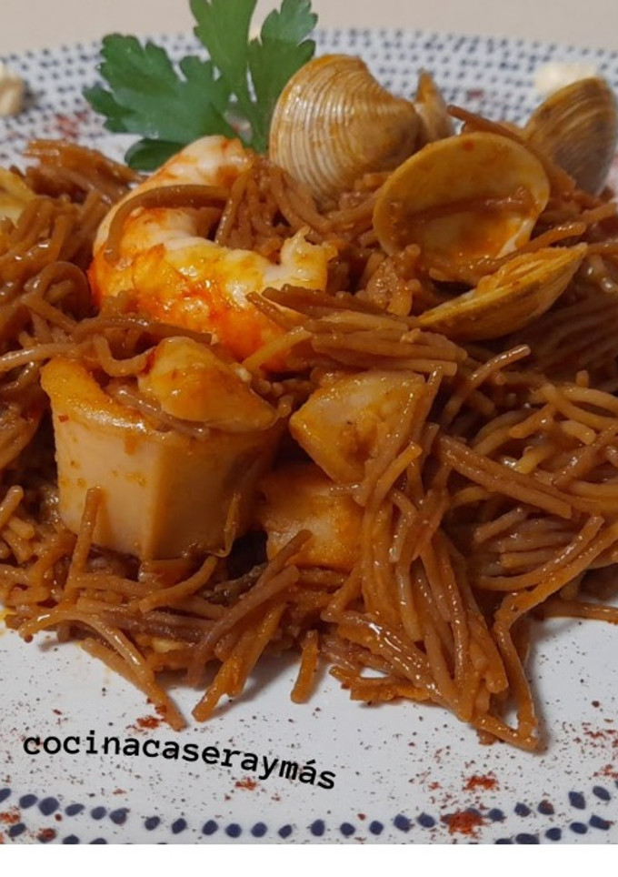 Una foto de Fideos tostados con rape y marisco