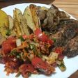 Carne al horno con papas y batatas con salsa schug