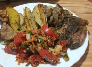 Una foto de Carne al horno con papas y batatas con salsa schug